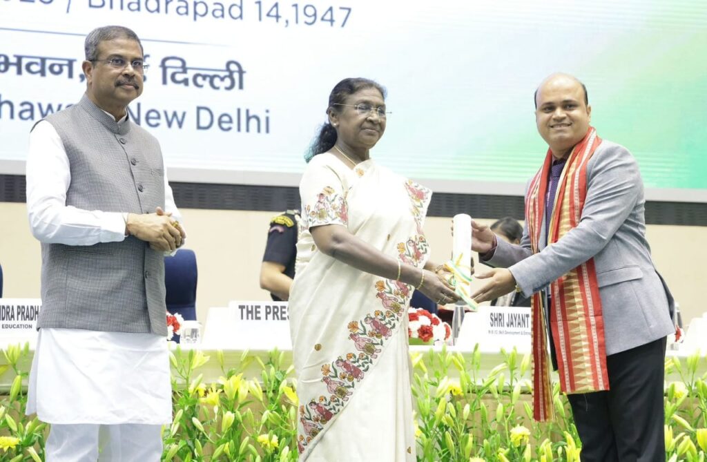 ଆତ୍ମନିର୍ଭରତା ଏବଂ ବିକାଶ ଦିଗକୁ ଭାରତର ଯାତ୍ରାରେ ଏନଇପି-୨୦୨୦ର ଗୁରୁତ୍ୱ ସମ୍ପର୍କରେ ଏକ ପ୍ରବନ୍ଧ ସେୟାର କରିଛନ୍ତି ପ୍ରଧାନମନ୍ତ୍ରୀ ଆତ୍ମନିର୍ଭରତା ଏବଂ ବିକାଶ ଦିଗକୁ ଭାରତର ଯାତ୍ରାରେ ଏନଇପି-୨୦୨୦ର ଗୁରୁତ୍ୱ ସମ୍ପର୍କରେ ଏକ ପ୍ରବନ୍ଧ ସେୟାର କରିଛନ୍ତି ପ୍ରଧାନମନ୍ତ୍ରୀ