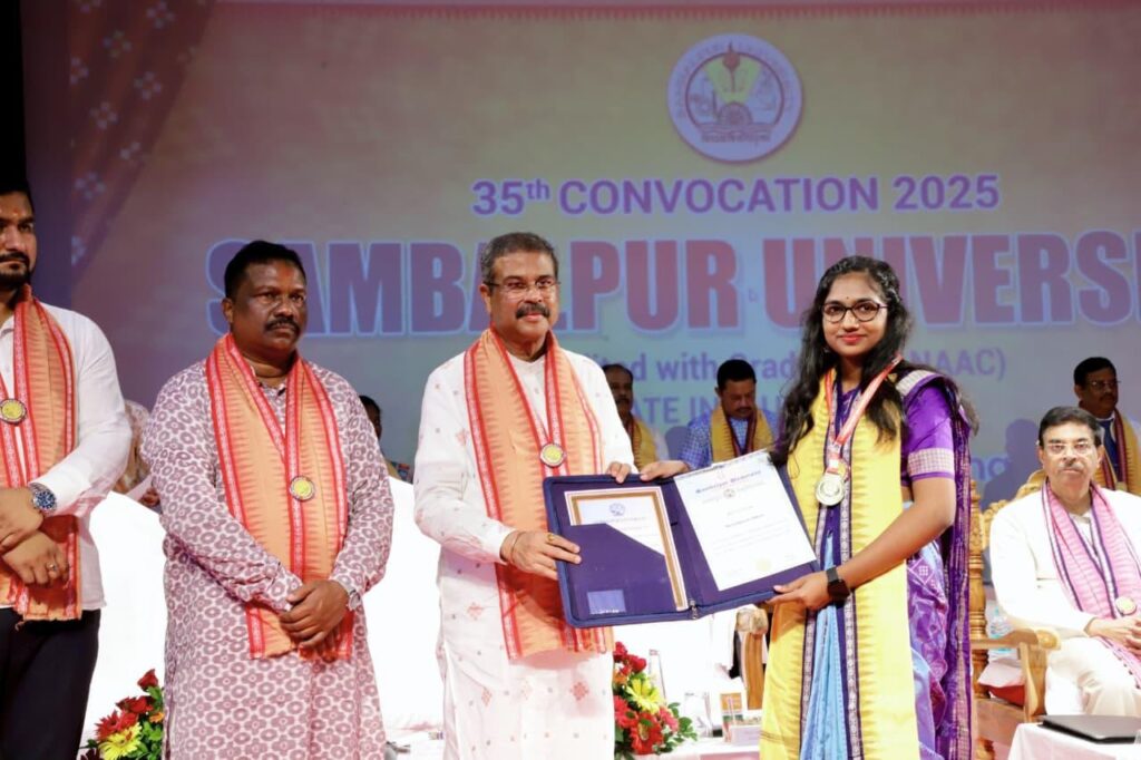 ସମ୍ବଲପୁର ବିଶ୍ୱବିଦ୍ୟାଳୟର ୩୫ତମ ସମାବର୍ତ୍ତନ ସମାରୋହରେ କେନ୍ଦ୍ରମନ୍ତ୍ରୀ
