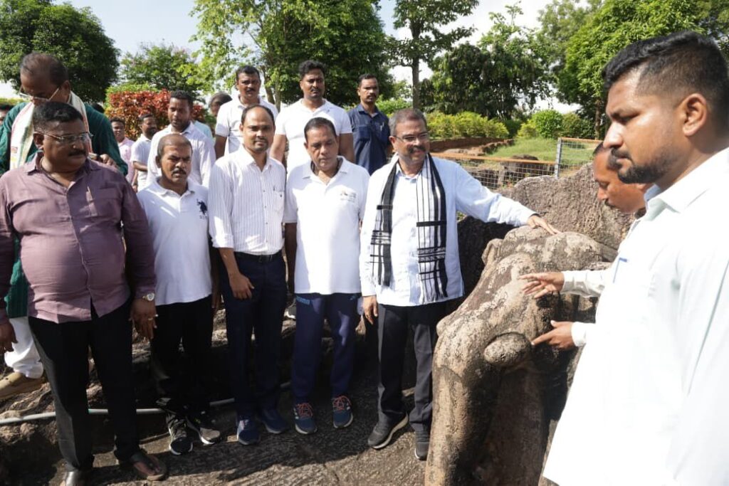 ‘ଶାନ୍ତିସ୍ତୂପ’ ଧଉଳିଗିରି ପରିଦର୍ଶନ କଲେ କେନ୍ଦ୍ରମନ୍ତ୍ରୀ