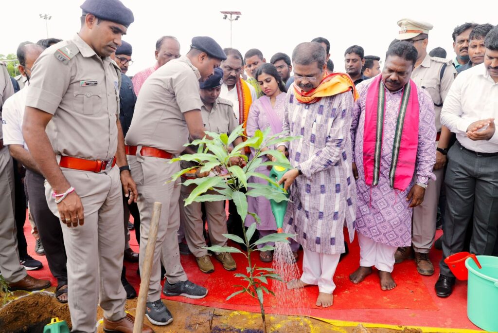 ପ୍ରଧାନମନ୍ତ୍ରୀଙ୍କ ଜନ୍ମଦିନରେ ସମ୍ବଲପୁରରେ ‘ସେବା ପକ୍ଷ’ ପାଳିଲେ କେନ୍ଦ୍ରମନ୍ତ୍ରୀ