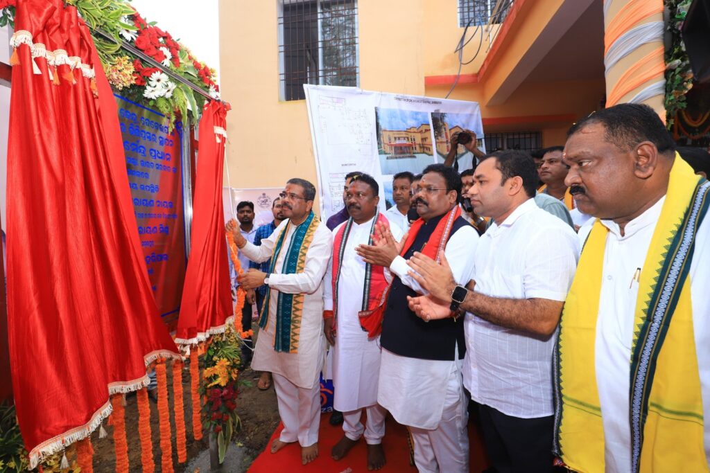 ସମ୍ବଲପୁର ଦେବେଇପାଲିରେ ‘ଗୋଷ୍ଠୀ ଜନ ସ୍ୱାସ୍ଥ୍ୟ କେନ୍ଦ୍ର’ର ଉଦଘାଟନ କଲେ କେନ୍ଦ୍ରମନ୍ତ୍ରୀ