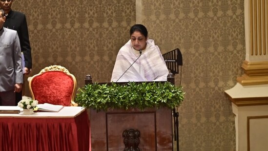 ମହାରାଷ୍ଟ୍ରର ଉପମୁଖ୍ୟମନ୍ତ୍ରୀ ଭାବରେ ଶପଥ ଗ୍ରହଣ କଲେ ସୁନେତ୍ରା ପାୱାର ମହାରାଷ୍ଟ୍ରର ଉପମୁଖ୍ୟମନ୍ତ୍ରୀ ଭାବରେ ଶପଥ ଗ୍ରହଣ କଲେ ସୁନେତ୍ରା ପାୱାର