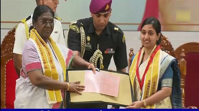 ବାଲେଶ୍ୱର ସ୍ଥିତ ଫକୀର ମୋହନ ବିଶ୍ୱବିଦ୍ୟାଳୟର ୧୨ ତମ ସମାବର୍ତ୍ତନ ଉତ୍ସବରେ ଯୋଗ ଦେଲେ ରାଷ୍ଟ୍ରପତି ବାଲେଶ୍ୱର ସ୍ଥିତ ଫକୀର ମୋହନ ବିଶ୍ୱବିଦ୍ୟାଳୟର ୧୨ ତମ ସମାବର୍ତ୍ତନ ଉତ୍ସବରେ ଯୋଗ ଦେଲେ ରାଷ୍ଟ୍ରପତି