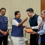 ଦିଲ୍ଲୀରେ ‘ଆପ୍’ର ଅସ୍ତଗାମୀ ସୂର୍ଯ୍ୟ? ୭ ସାଂସଦଙ୍କ ପଦ୍ମ ମିଶ୍ରଣ ପରେ କେଜ୍ରିୱାଲଙ୍କ ଦୁର୍ଗରେ ବଡ଼ ଗର୍ତ୍ତ