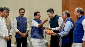 ଦିଲ୍ଲୀରେ ‘ଆପ୍’ର ଅସ୍ତଗାମୀ ସୂର୍ଯ୍ୟ? ୭ ସାଂସଦଙ୍କ ପଦ୍ମ ମିଶ୍ରଣ ପରେ କେଜ୍ରିୱାଲଙ୍କ ଦୁର୍ଗରେ ବଡ଼ ଗର୍ତ୍ତ