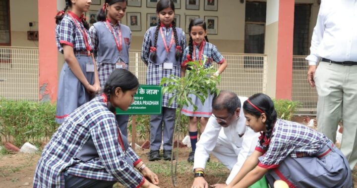ବିଶ୍ୱ ପରିବେଶ ଦିବସରେ ‘ଏକ ପେଡ୍ ମା’ କେ ନାମ୍’ ଅଭିଯାନ:  ପରିବାର ସହ ଗଛ ଲଗାଇଲେ କେନ୍ଦ୍ରମନ୍ତ୍ରୀ ଧର୍ମେନ୍ଦ୍ର ପ୍ରଧାନ, କୁନି କୁନି ପିଲାଙ୍କୁ ଦେଲେ ପରିବେଶ ସୁରକ୍ଷାର ବାର୍ତ୍ତା!