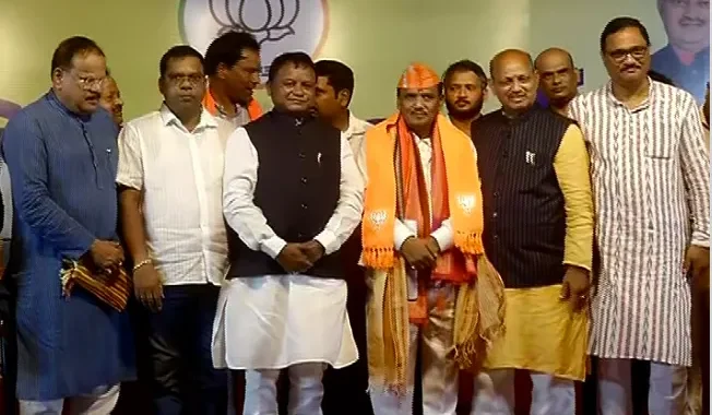 ରାଜ୍ୟ ରାଜନୀତିରେ ବଡ଼ ଘଟଣାକ୍ରମ। ବହୁ ଚର୍ଚ୍ଚାର ହେଲା ଅବସାନ,ଶେଷରେ ଭାରତୀୟ ଜନତା ପାର୍ଟିରେ ଯୋଗ ଦେଲେ ପୂର୍ବତନ ବିଧାୟକ ପ୍ରଭାତ ରଞ୍ଜନ ବିଶ୍ଵାଳ ରାଜ୍ୟ ରାଜନୀତିରେ ବଡ଼ ଘଟଣାକ୍ରମ। ବହୁ ଚର୍ଚ୍ଚାର ହେଲା ଅବସାନ,ଶେଷରେ ଭାରତୀୟ ଜନତା ପାର୍ଟିରେ ଯୋଗ ଦେଲେ ପୂର୍ବତନ ବିଧାୟକ ପ୍ରଭାତ ରଞ୍ଜନ ବିଶ୍ଵାଳ
