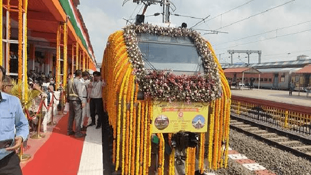 ସୁରତରେ କାର୍ଯ୍ୟ କରୁଥିବା ଗଞ୍ଜାମ ଜିଲ୍ଲାର ଶ୍ରମିକ ମାନଙ୍କ ପାଇଁ ଖୁସି ଖବର,ଏଣିକି ପ୍ରତିଦିନ ଚଳାଚଳ କରିବ ଅମୃତ ଭାରତ ଏକ୍ସପ୍ରେସ୍