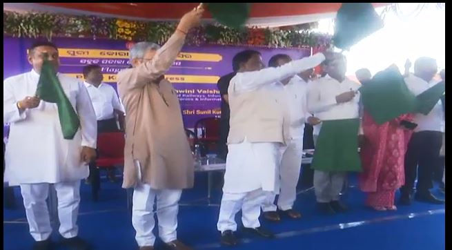 ପୁରୀ ରେଳ ଷ୍ଟେସନଠାରେ ଶୁଭାରମ୍ଭ ହୋଇଛି ପୁରୀ-କୋରାପୁଟ-ପୁରୀ ନୂତନ ଟ୍ରେନ,ପତାକା ଦେଖାଇ ଶୁଭାରମ୍ଭ କଲେ କେନ୍ଦ୍ର ରେଳମନ୍ତ୍ରୀ ଅଶ୍ବିନୀ ବୈଷ୍ଣବ